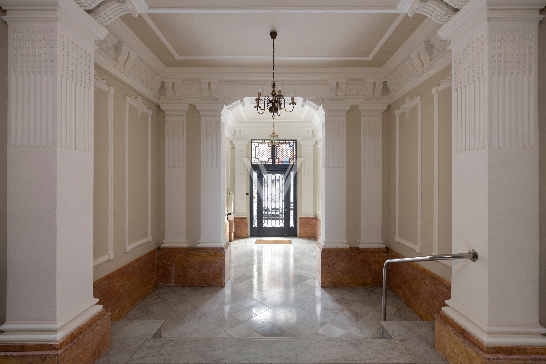 Renovated Corner Residence in L’Antiga Esquerra de l’Eixample